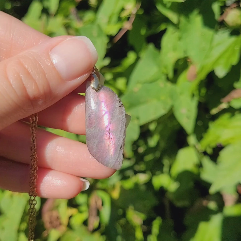 Pendentif en labradorite bélière dorée – 3,6 cm