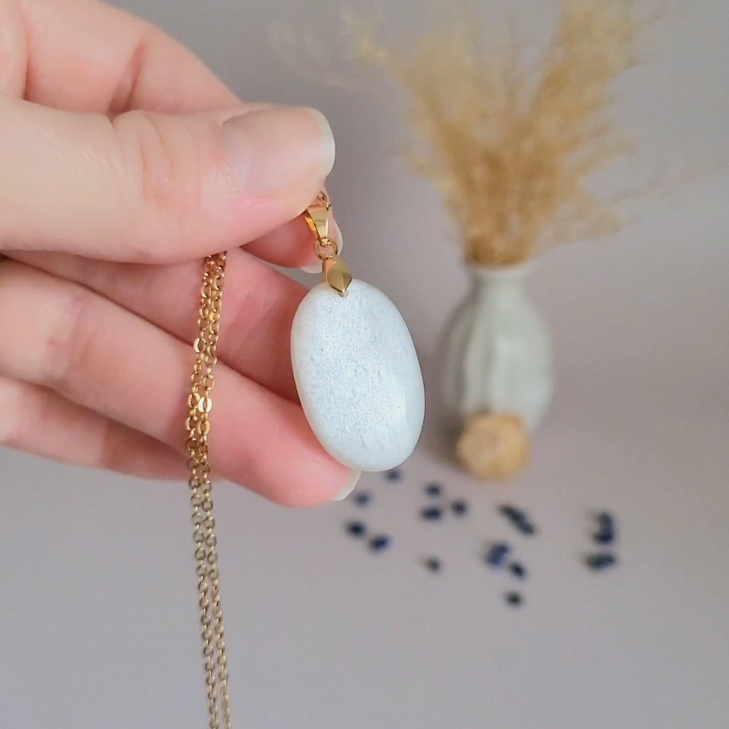 Pendentif en pierre de lune 2,8 cm – Bélière dorée
