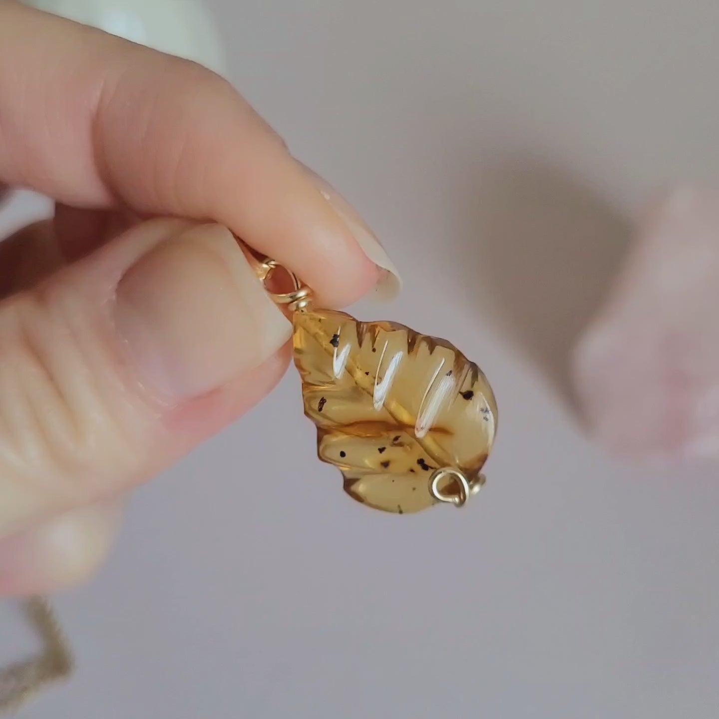 Pendentif feuille en ambre – 2,7 cm – Wire wrapping doré