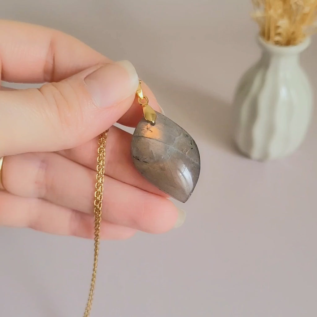 Pendentif en labradorite orange 3,1 cm bélière dorée