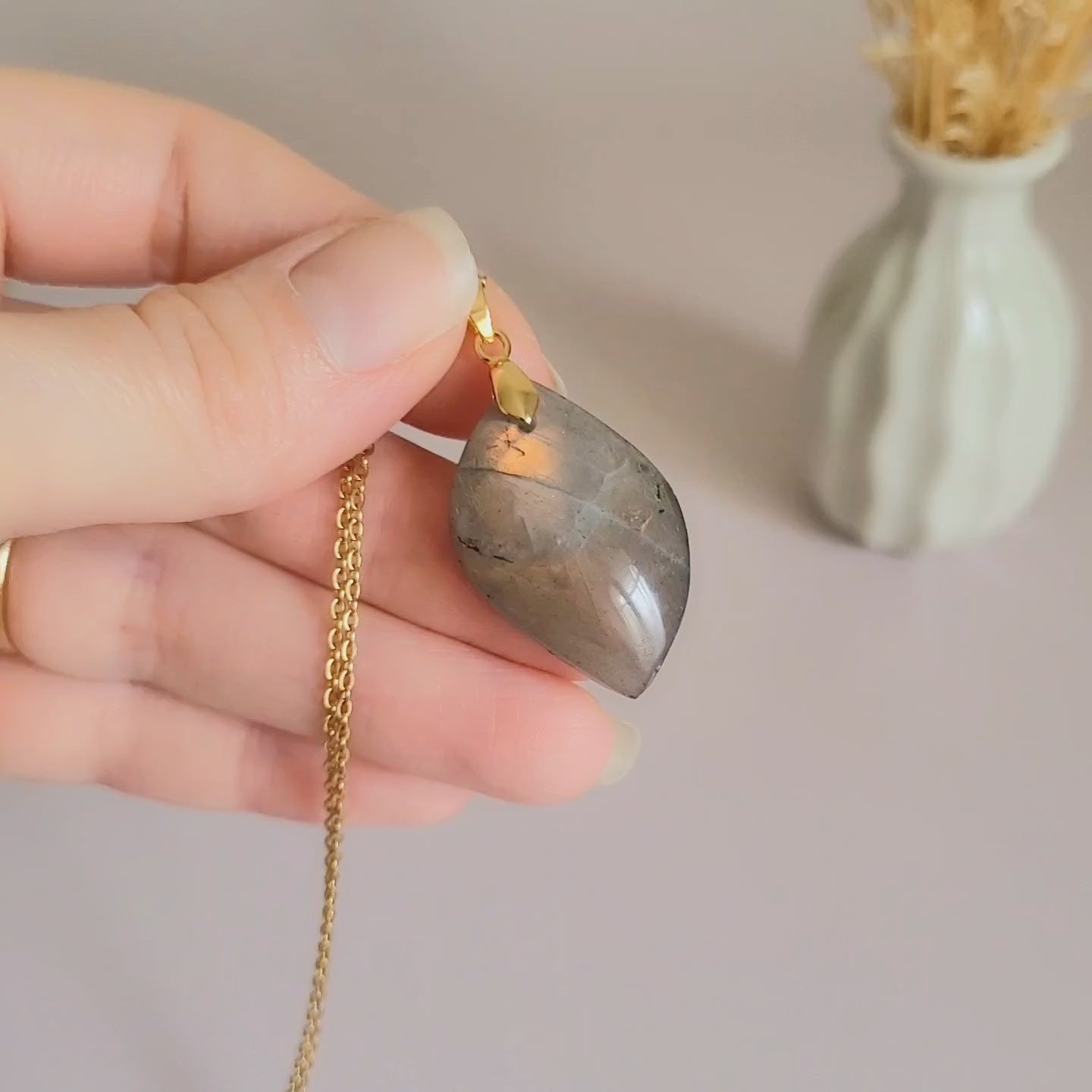 Pendentif en labradorite orange 3,1 cm bélière dorée