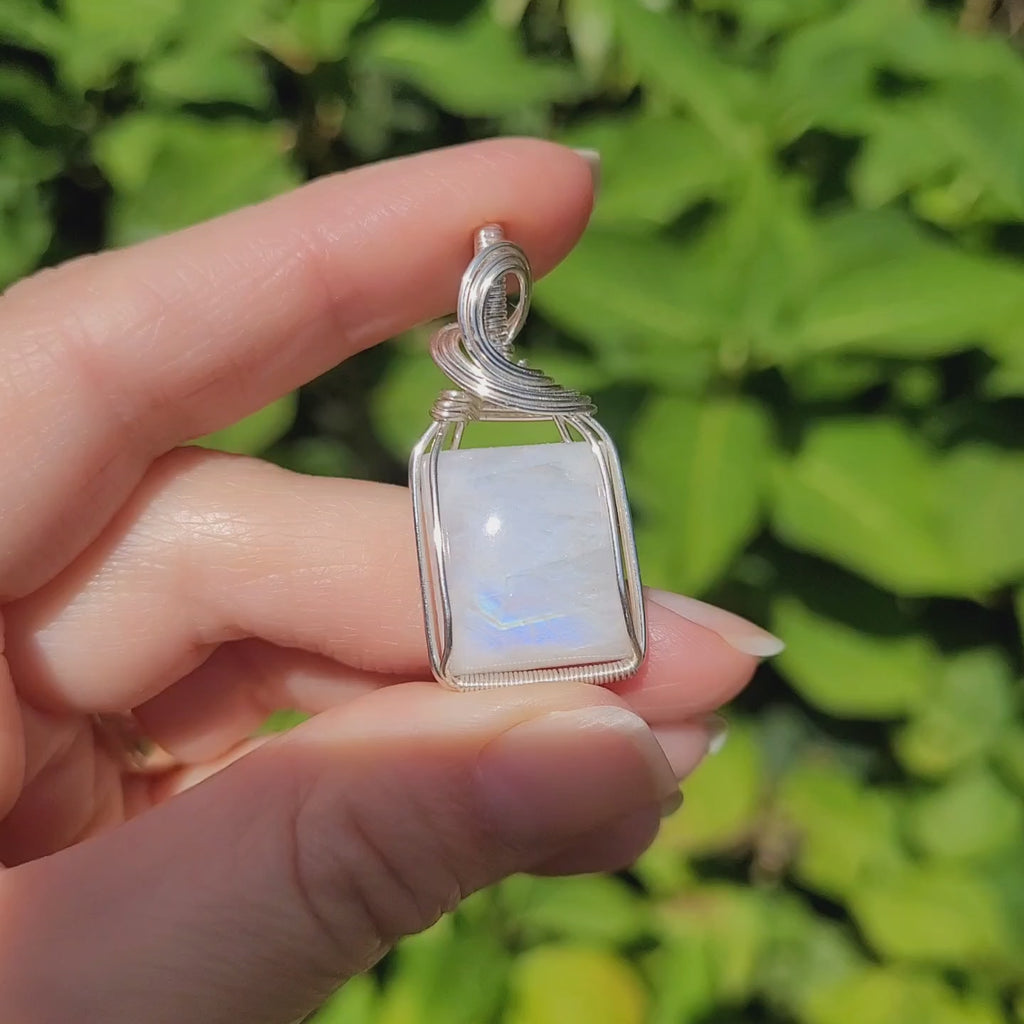 Pendentif en péristérite bleue 4 cm bijou artisanal