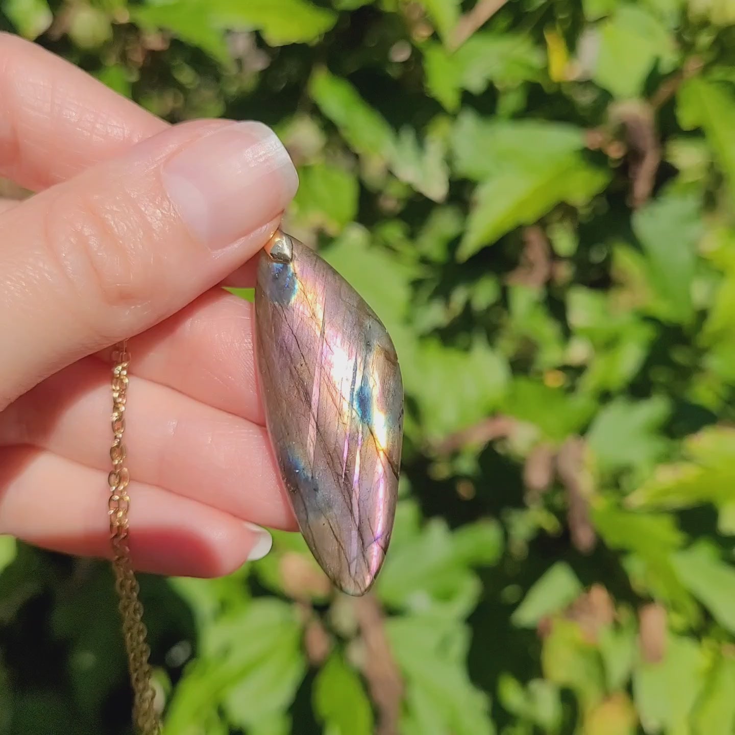 Pendentif en labradorite violette 5,1 cm bélière dorée