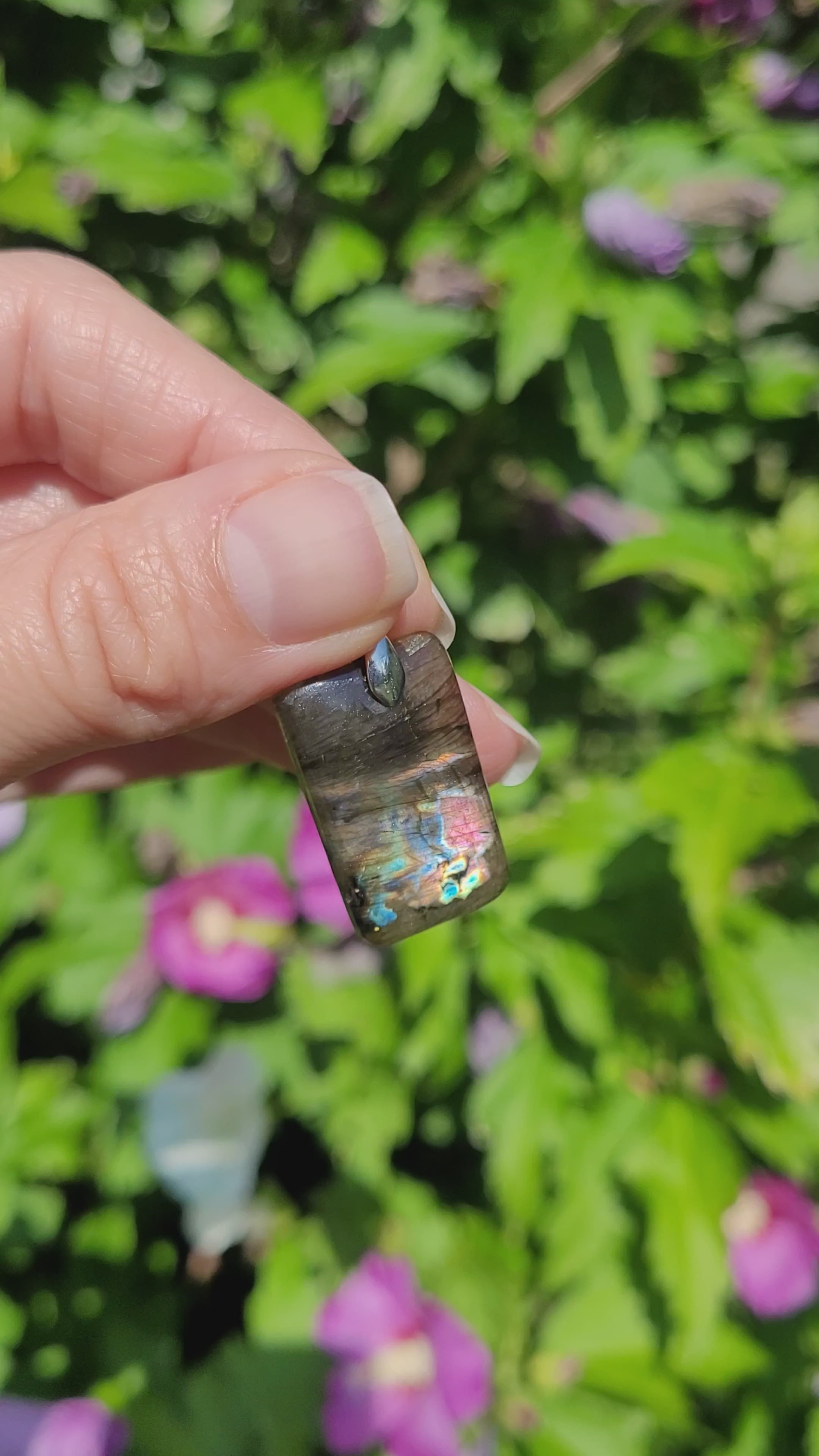 Pendentif en labradorite bélière argentée – 3,7 cm