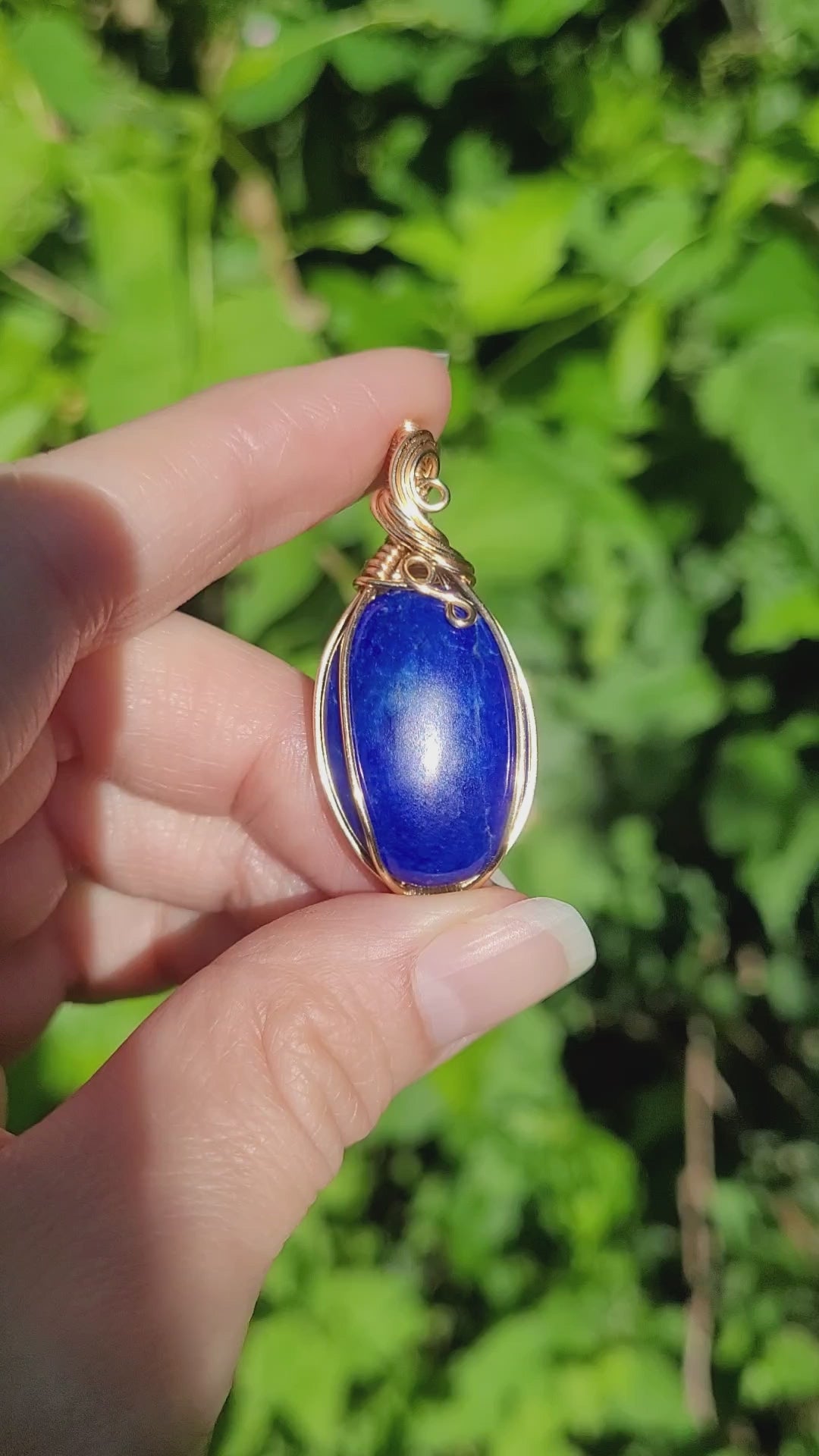 Pendentif en lapis lazuli – bijou artisanal en pierre naturelle – wire wrapping doré