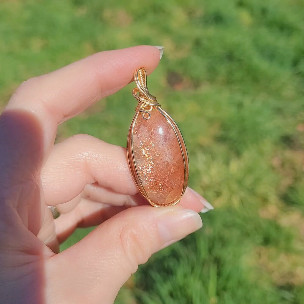 Pendentif en pierre de soleil – 5,1 cm – Wire wrapping doré
