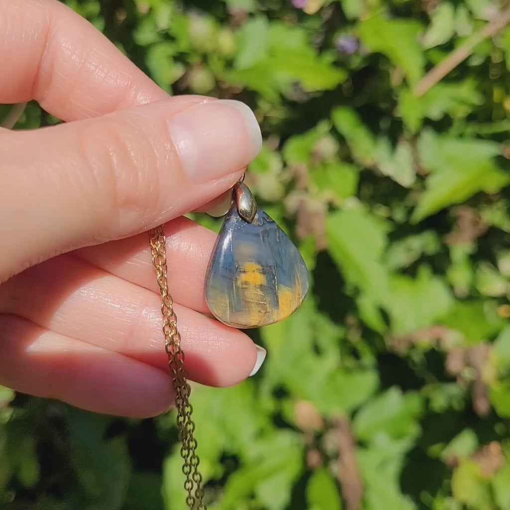 Pendentif en nellite piétersite bélière dorée – 2,6 cm