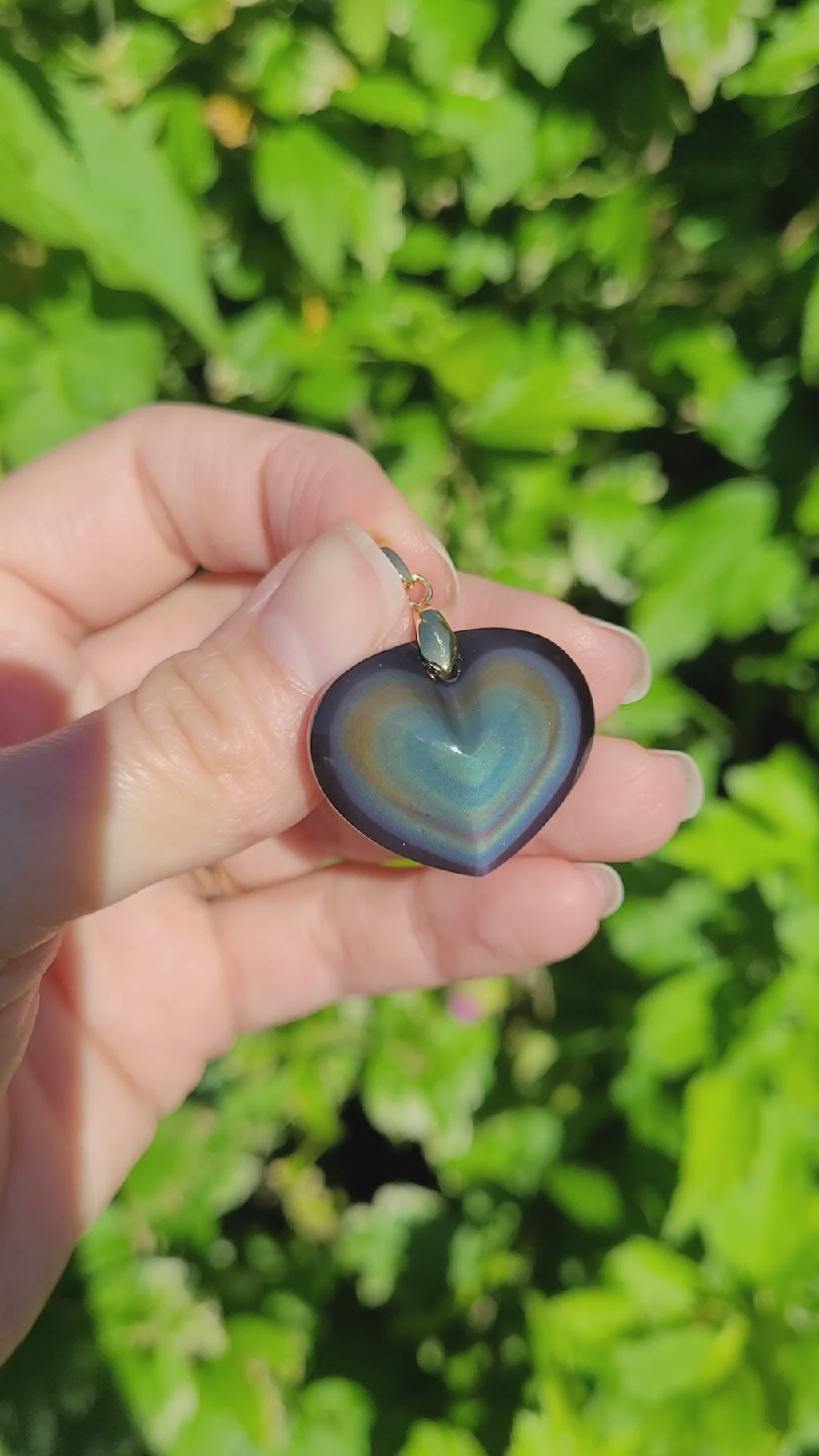 Pendentif coeur en obsidienne oeil céleste 2,4 cm bélière dorée