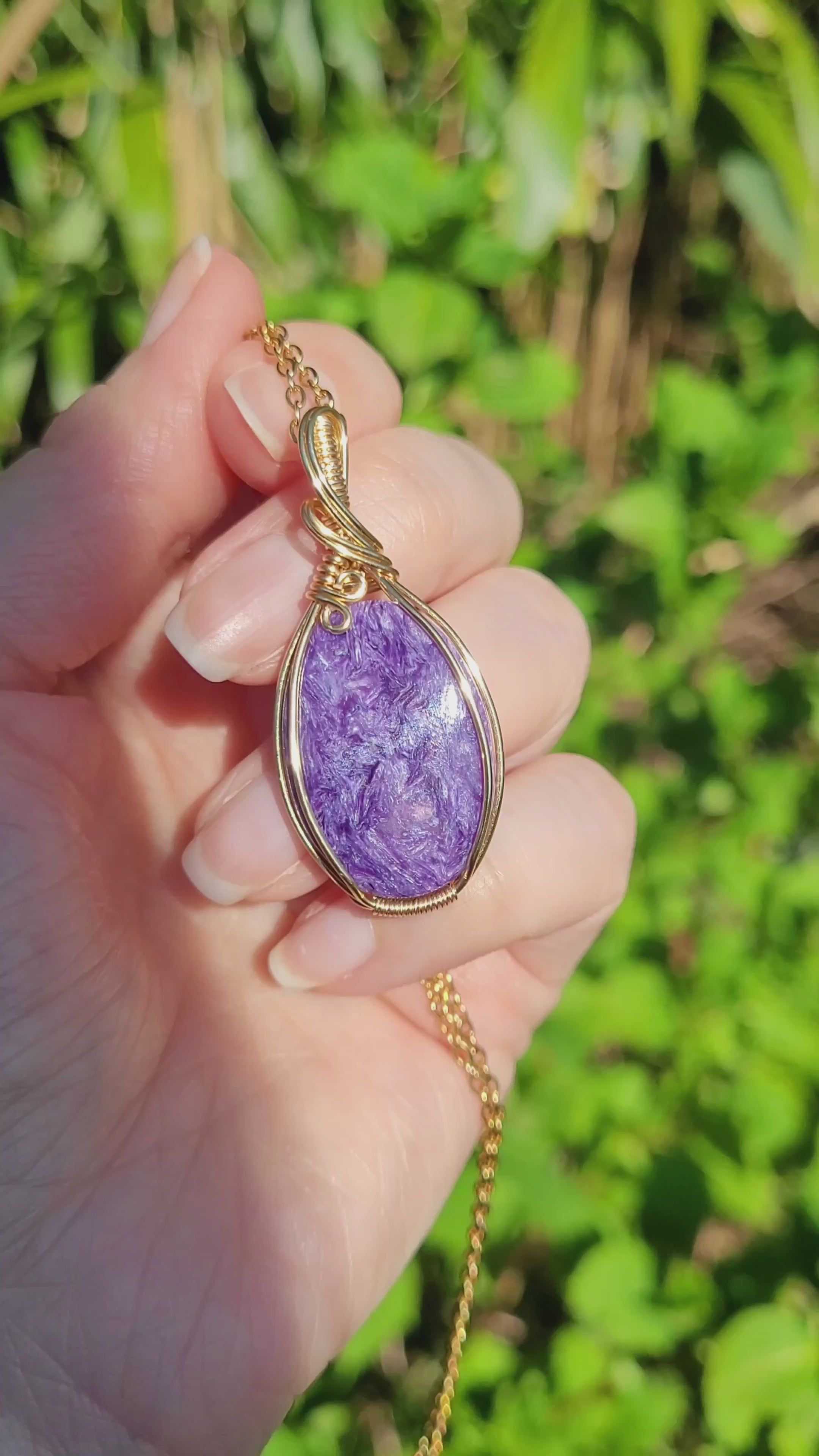 Pendentif en charoïte - wire wrapping doré 4,7 cm