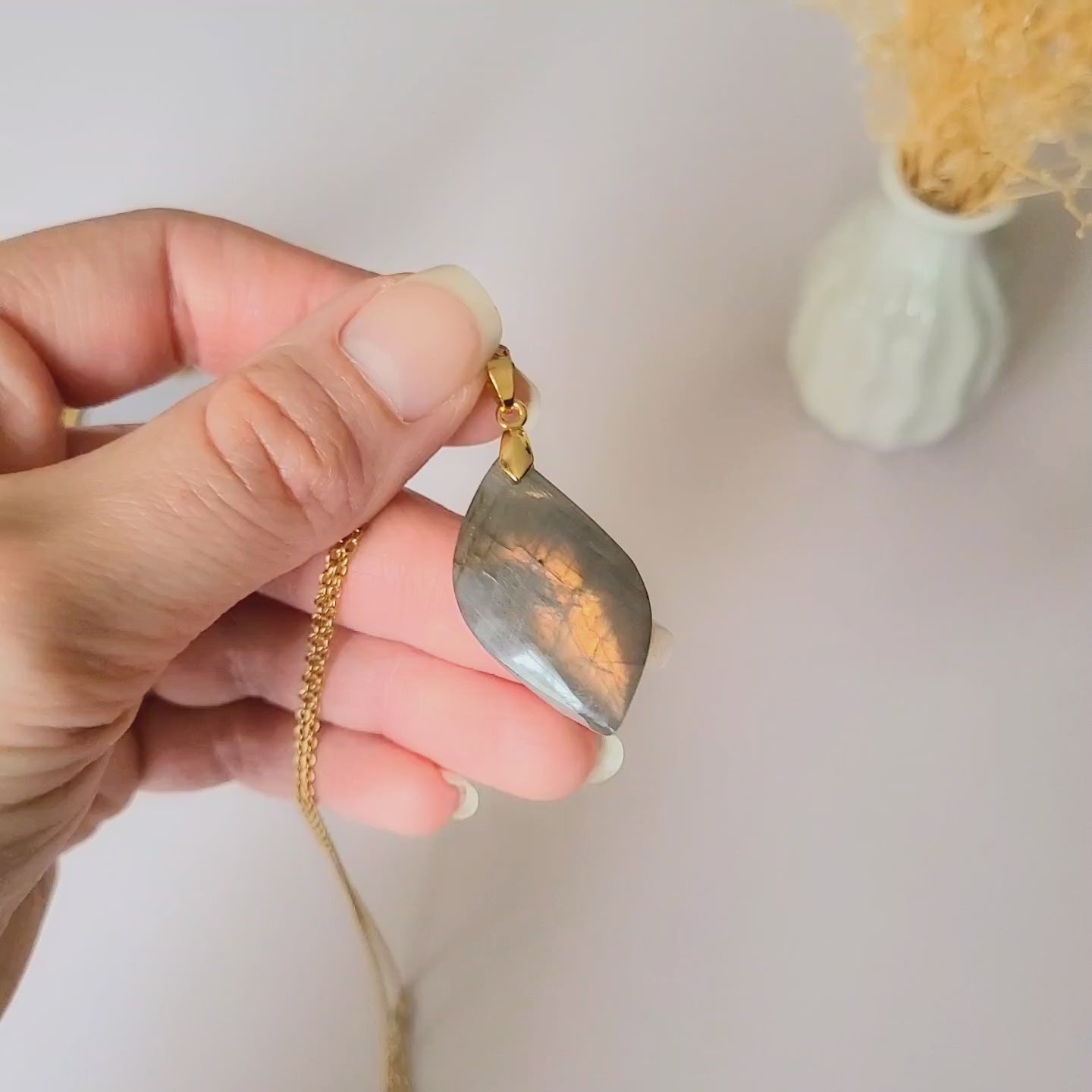 Pendentif en labradorite orange 3,3 cm bélière dorée