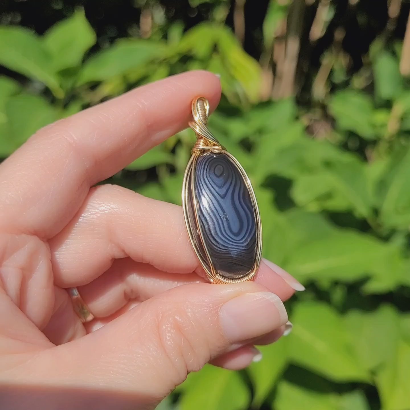 Pendentif en psilomélane – bijou artisanal – wire wrapping doré