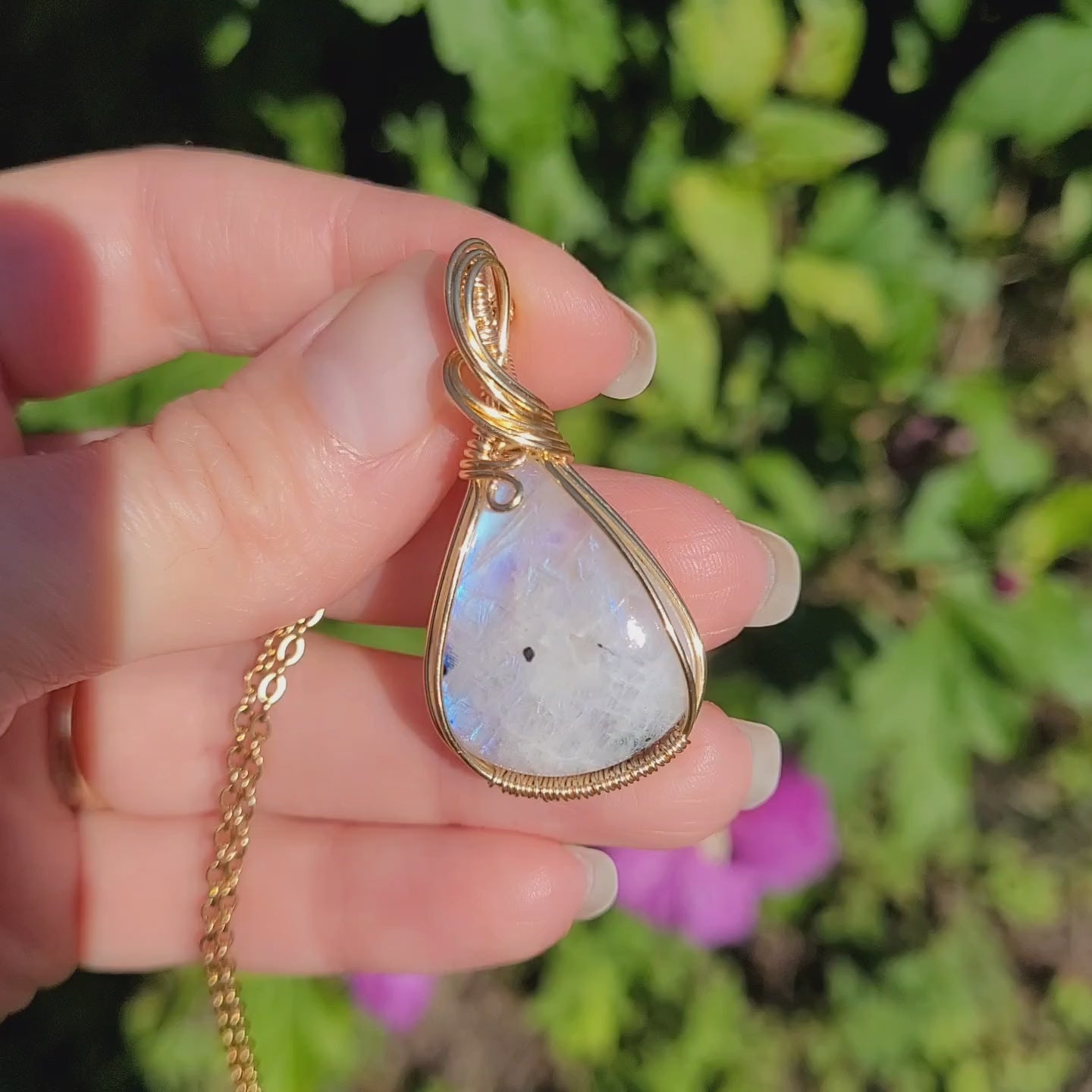 Pendentif en péristérite bleue – bijou artisanal en pierre naturelle – wire wrapping doré