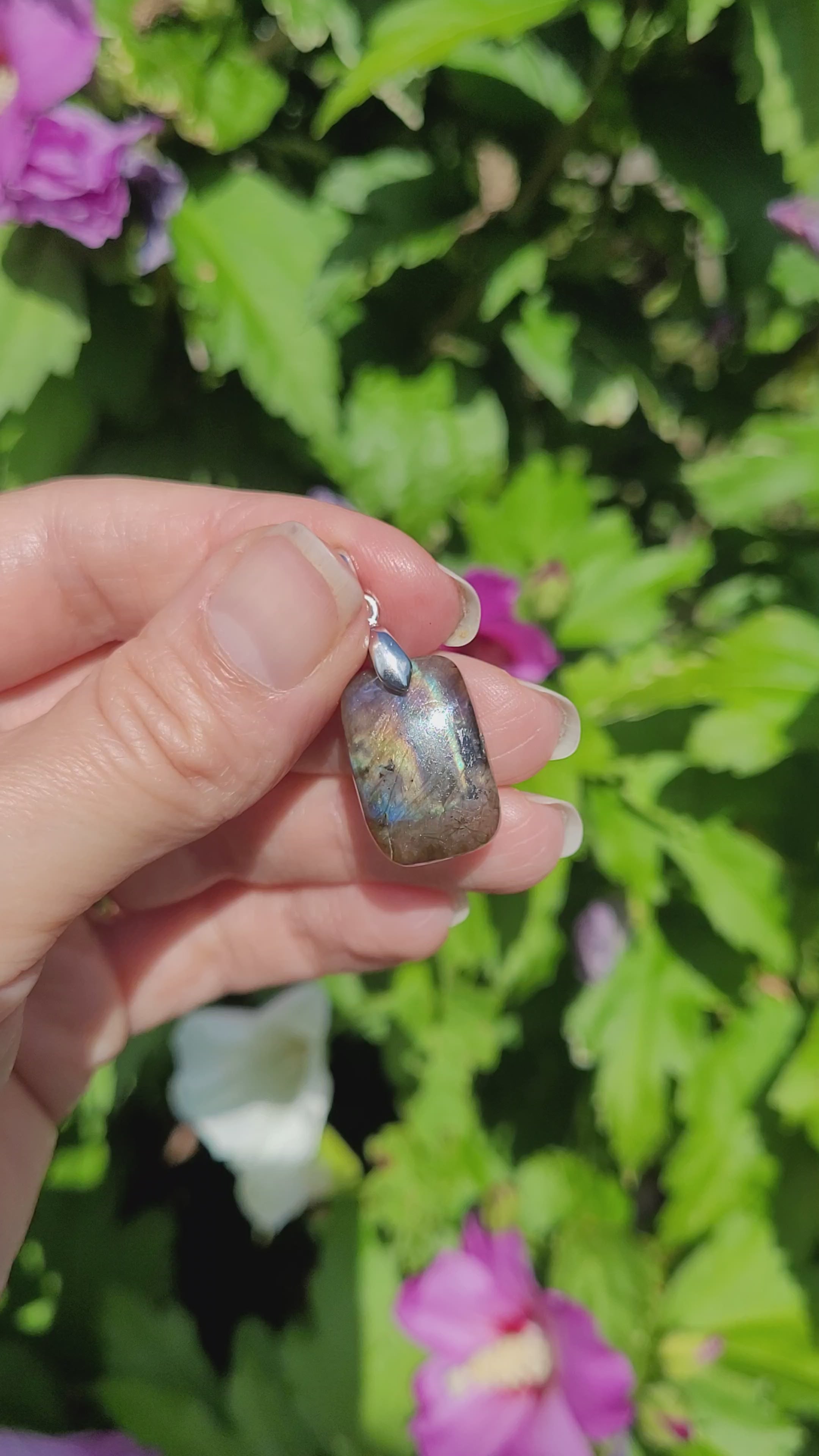 Pendentif en labradorite 2,1 cm bélière argentée