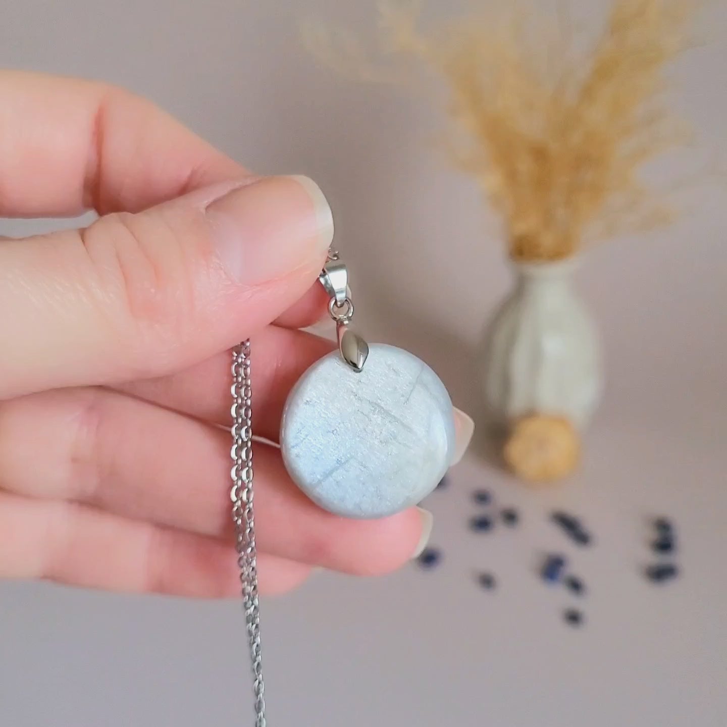 Pendentif en pierre de lune 2,3 cm - Bélière argentée