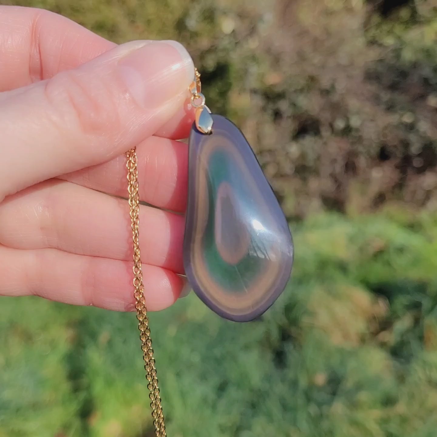 Vidéo rotation pendentif forme libre obsidienne œil céleste montrant couches et reflets lumineux, oeil très marqué